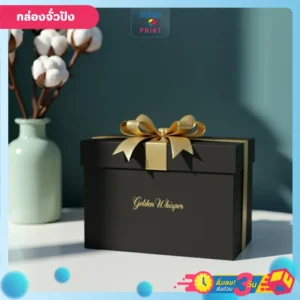 กล่องจั่วปัง Golden Whisper สีดำผูกริบบิ้นโบว์ทอง วางข้างแจกันดอกฝ้ายพื้นหลังน้ำเงินเข้ม