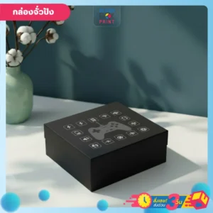 กล่องจั่วปัง สีดำ ลวดลายไอคอนเกม และไอคอนต่างๆ วางข้างแจกันดอกฝ้ายพื้นหลังน้ำเงินเข้มแสงแดด